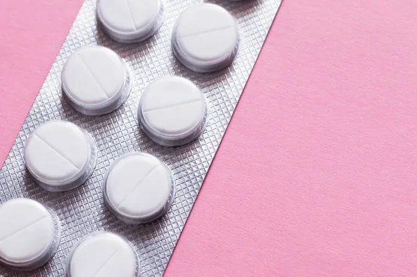 Close up view of blister pack with white round shape pills isolated on pink — Foto stock