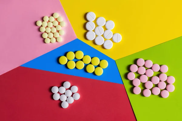 Top view of different round shape pills on colorful background — Foto stock