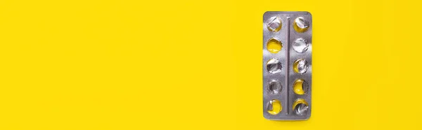 Vista superior da embalagem blister usada isolado em amarelo, banner — Fotografia de Stock