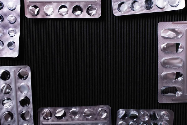 Верхний вид используемых блистерных пакетов, изолированных на черном — стоковое фото
