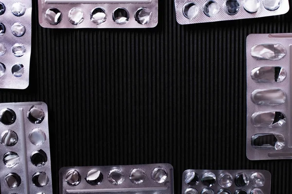 Top view of used blister packs isolated on black — Foto stock