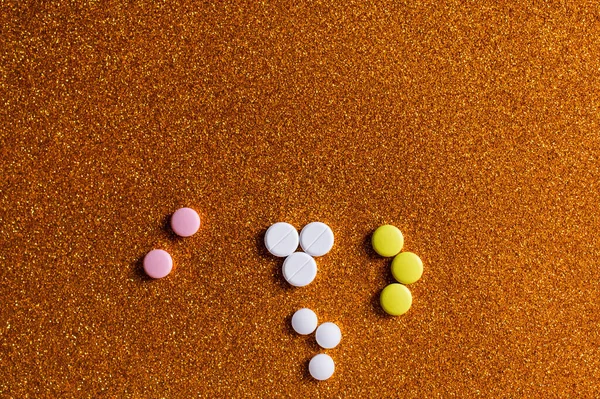 Vista superior de diferentes pílulas de forma redonda coloridas no fundo brilhante — Fotografia de Stock