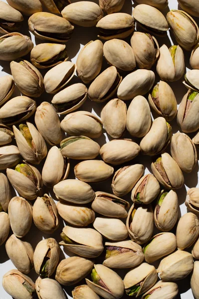 Top view of cracked organic and salty pistachios — Stock Photo