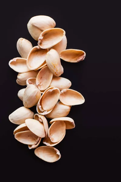 Top view of nutshells from pistachios isolated on black — Fotografia de Stock