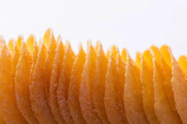 Blick von oben auf salzige und knusprige Kartoffelchips isoliert auf weiß — Stockfoto