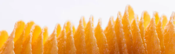 Вид сверху на соленые и хрустящие картофельные чипсы, изолированные на белом, баннер — стоковое фото