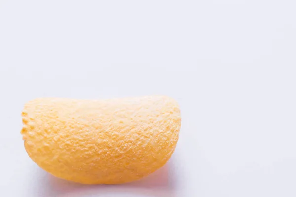 Close up view of single potato chip with salt on white - foto de stock