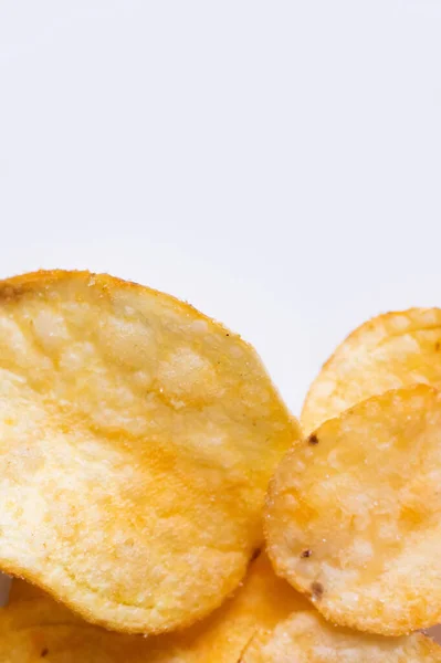 Vista de perto de batatas fritas deliciosas e salgadas em branco — Fotografia de Stock