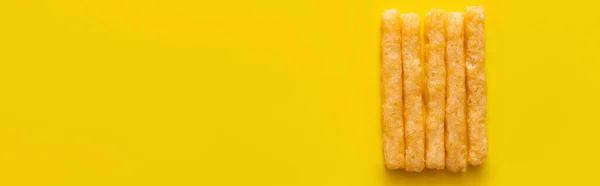Flat lay de deliciosas e crocantes batatas fritas em amarelo, banner — Fotografia de Stock