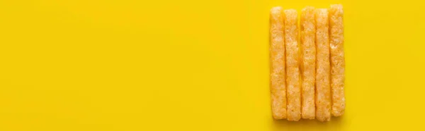 Posa piatta di deliziose e croccanti patatine fritte sul giallo, banner — Foto stock