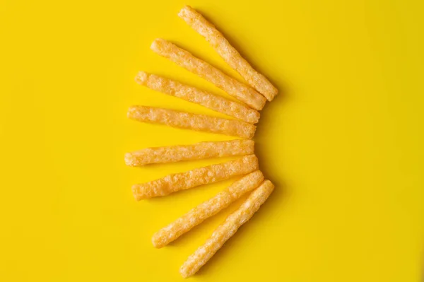 Flat lay of delicious and crispy french fries on yellow - foto de stock