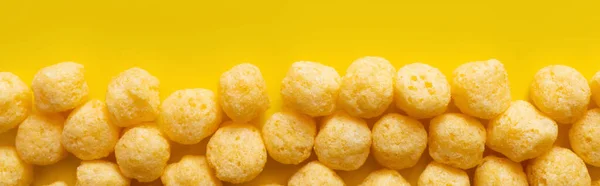 Vista superior de soprado e saboroso queijo pops em amarelo, banner — Fotografia de Stock