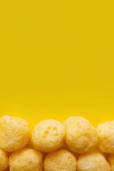 Vista superior de soprado e saboroso queijo pops em amarelo — Fotografia de Stock