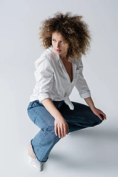 Joli modèle bouclé posant sur fond blanc — Photo de stock