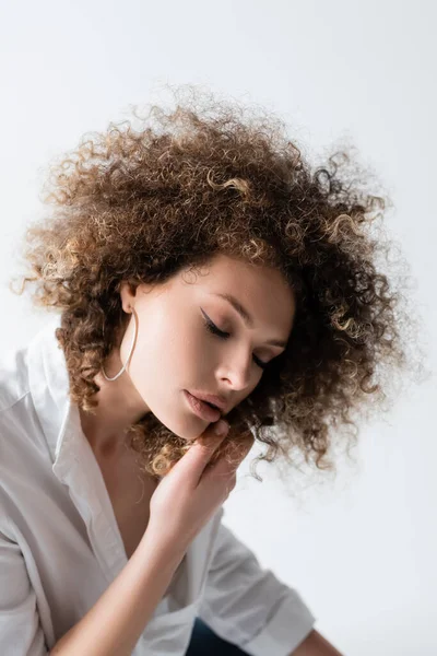 Portrait de modèle bouclé posant isolé sur blanc — Photo de stock