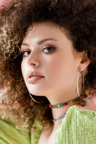 Retrato de modelo encaracolado em blusa olhando para câmera isolada em rosa — Fotografia de Stock