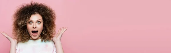 Femme étonnante regardant la caméra isolée sur rose, bannière — Stock Photo