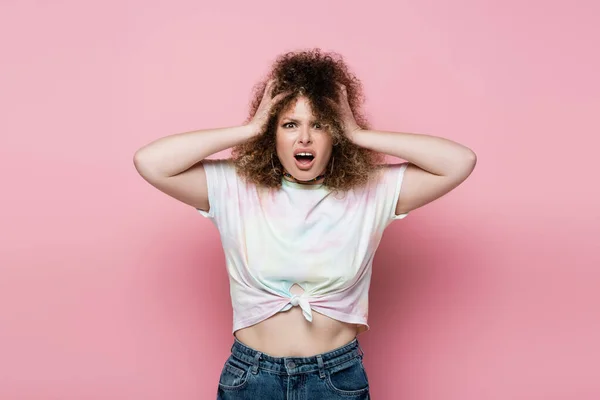 Mujer estresada en camiseta gritando sobre fondo rosa - foto de stock