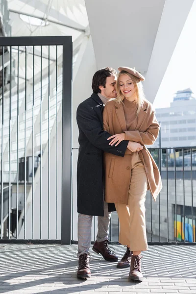 Pleine longueur de jeune homme étreignant femme à la mode sur la rue urbaine — Photo de stock