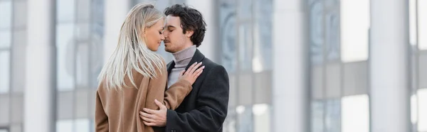 Couple romantique en vêtements d'automne debout face à face avec les yeux fermés à l'extérieur, bannière — Photo de stock