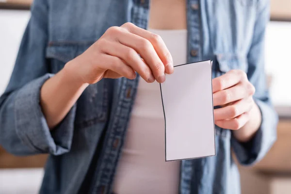 Cropped view of seller holding shipping label in online web store — Stock Photo