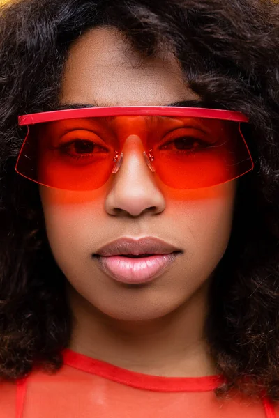 Portrait en gros plan de la femme brune afro-américaine dans des lunettes de soleil élégantes — Photo de stock