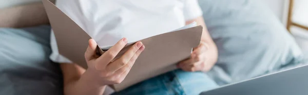 Teilansicht der Frau, die während der Arbeit zu Hause Ordner hält, Banner — Stockfoto