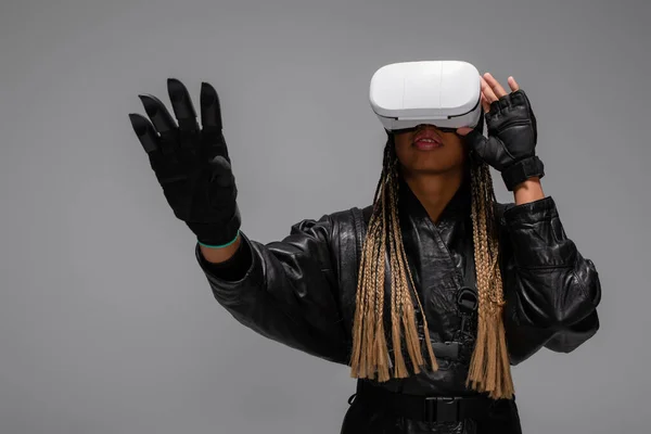 Femme afro-américaine en gants et casque vr isolé sur gris — Photo de stock