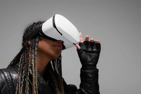 Low-Winkel-Ansicht der stilvollen afrikanisch-amerikanischen Frau mit vr-Headset isoliert auf grau — Stockfoto