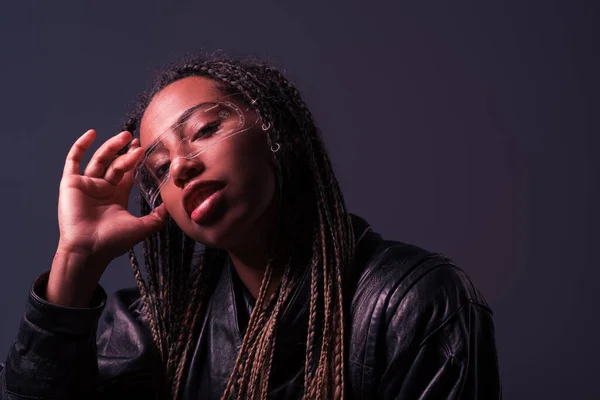 Mujer afroamericana en gafas inteligentes mirando a la cámara aislada en gris oscuro - foto de stock