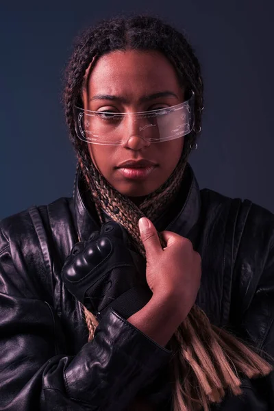 Trendy african american smart glasses looking at camera isolated on dark grey — Stock Photo