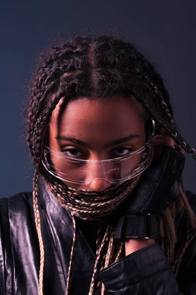 Femme afro-américaine élégante dans des lunettes intelligentes isolées sur gris foncé — Photo de stock