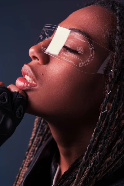 Retrato de mujer afroamericana en gafas inteligentes aisladas en gris oscuro - foto de stock