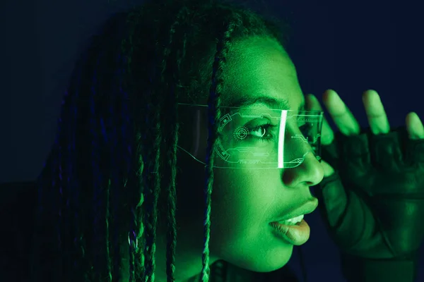 Retrato de mujer afroamericana sosteniendo gafas inteligentes aisladas en negro - foto de stock