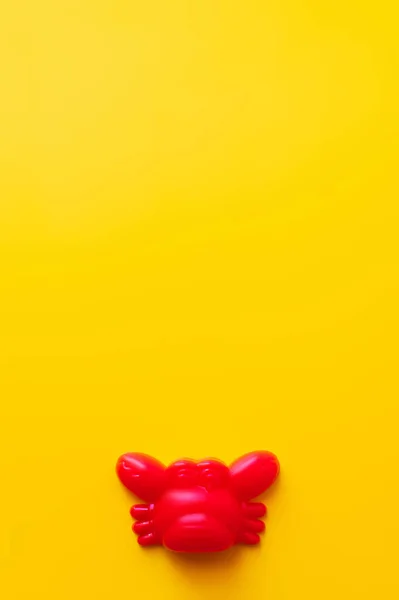 Vue du dessus du crabe rouge en plastique sur fond jaune vif — Photo de stock