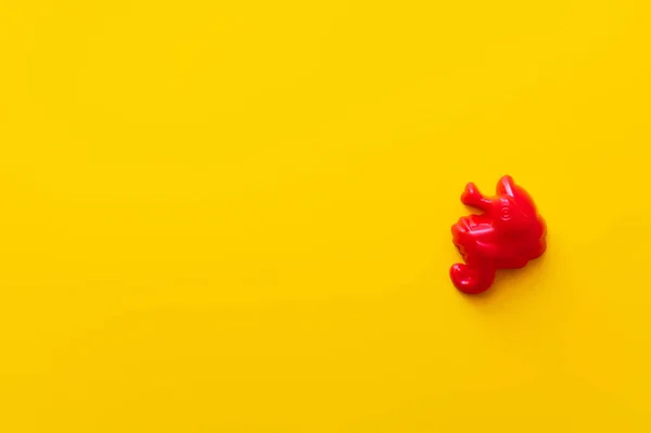 Vista superior do brinquedo vermelho cavalo-marinho no fundo amarelo brilhante com espaço de cópia — Fotografia de Stock