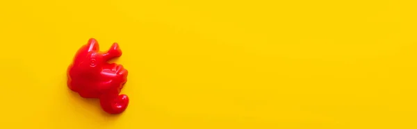 Vista superior do cavalo marinho de plástico vermelho no fundo amarelo brilhante, banner — Fotografia de Stock