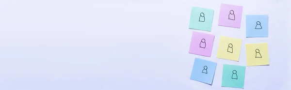 Vista superior de tarjetas multicolores con iconos de personas sobre fondo violeta, banner — Stock Photo