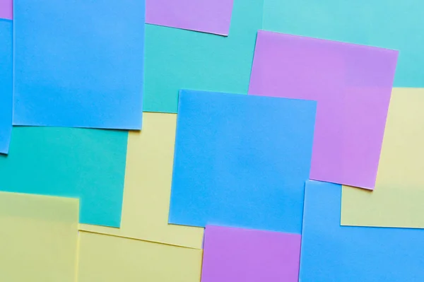 Blick von oben auf Hintergrund mit bunten Papierkarten — Stockfoto