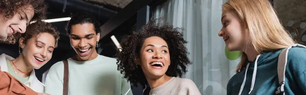 Mulher americana africana rindo perto de sorrir estudantes inter-raciais, bandeira — Fotografia de Stock