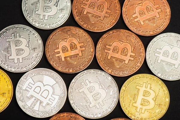 KYIV, UCRANIA - 26 DE ABRIL DE 2022: Vista superior de las monedas criptográficas sobre fondo negro - foto de stock