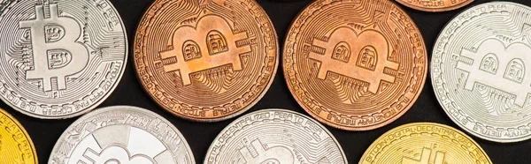 KIEW, UKRAINE - 26. April 2022: Draufsicht auf schwarz isolierte Bitcoins, Banner — Stockfoto