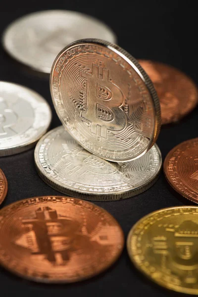 QUIIV, UCRÂNIA - 26 de abril de 2022: Vista de perto da prata bitcoin em moedas em fundo preto — Fotografia de Stock