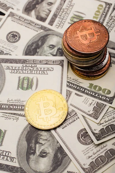 KYIV, UKRAINE - 26 AVRIL 2022 : Vue de dessus des bitcoins sur les billets en dollars — Photo de stock