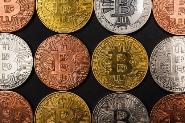 KIEW, UKRAINE - 26. April 2022: Draufsicht verschiedener Bitcoins isoliert auf schwarz — Stockfoto