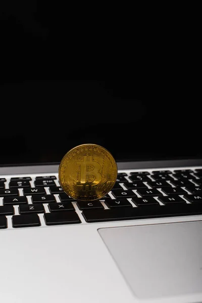 KYIV, UKRAINE - APRIL 26, 2022: Close up view of golden bitcoin on laptop keyboard — Stock Photo