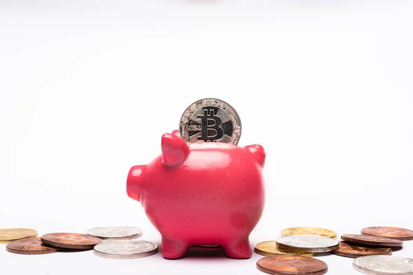 KIEW, UKRAINE - 26. April 2022: Großaufnahme von Bitcoin im Sparschwein in der Nähe der Kryptowährung auf weißem Hintergrund — Stockfoto