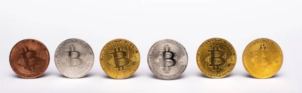 QUIIV, UCRÂNIA - 26 de abril de 2022: Fila de moedas de criptografia em fundo branco, banner — Fotografia de Stock