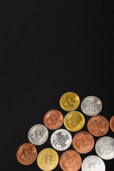 KYIV, UKRAINE - 26 AVRIL 2022 : Vue de dessus de différentes crypto-monnaie isolée sur noir — Photo de stock