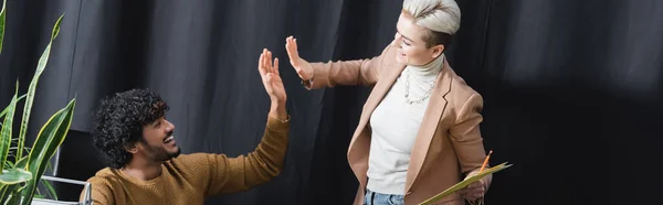 Animado interracial publicidade gestores dando alta cinco no escritório, banner — Fotografia de Stock